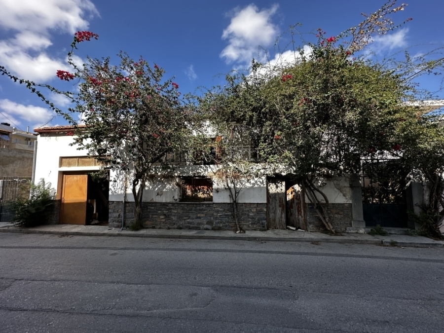 Old house is available for sale in Neapolis 