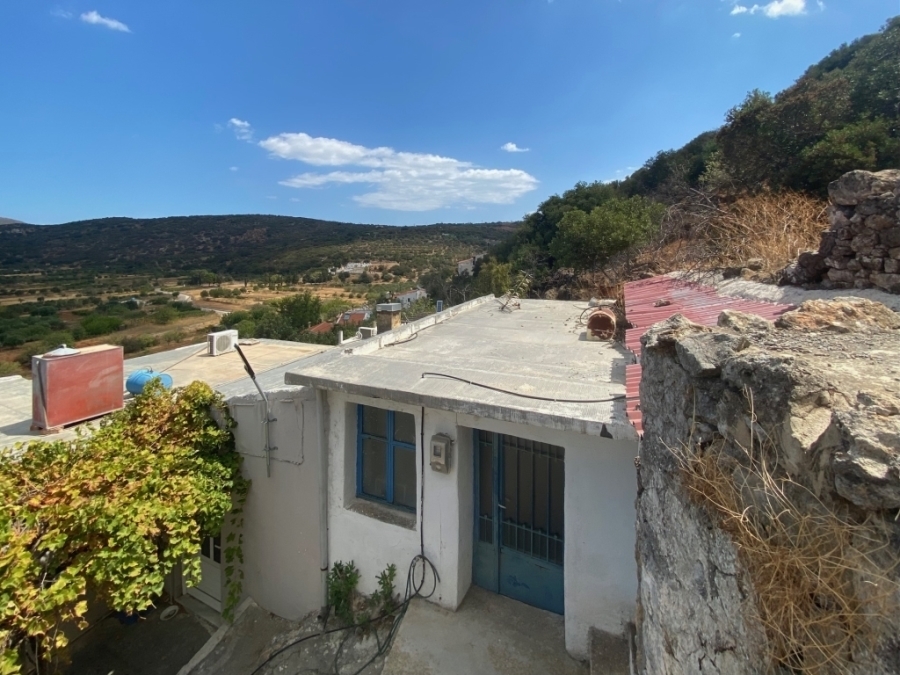 Old stone house for sale in Lakonia - Aghios Nikolaos 